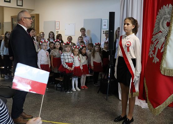 uczniowie śpiewają hymn państwowy