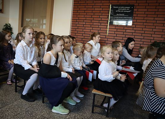 uczniowie w czasie akademii