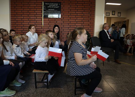 uczniowie w czasie akademii