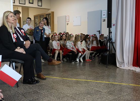 uczniowie i nauczyciele w czasie akademii