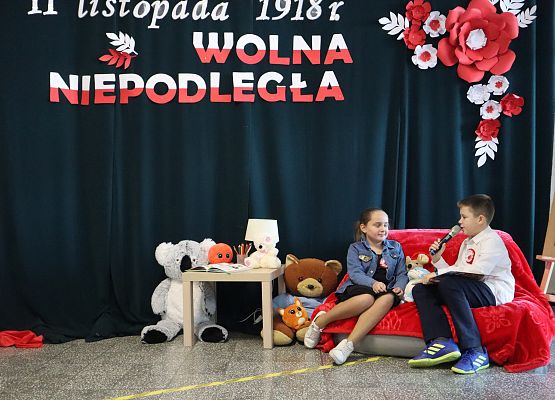 uczniowie występują na scenie