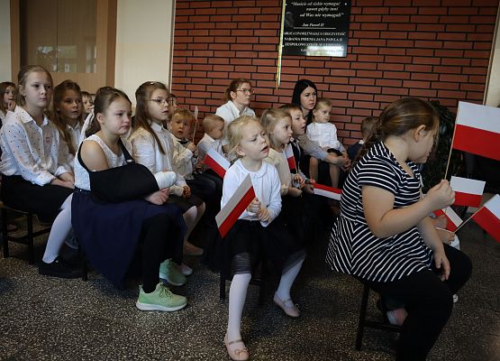 uczniowie w czasie akademii