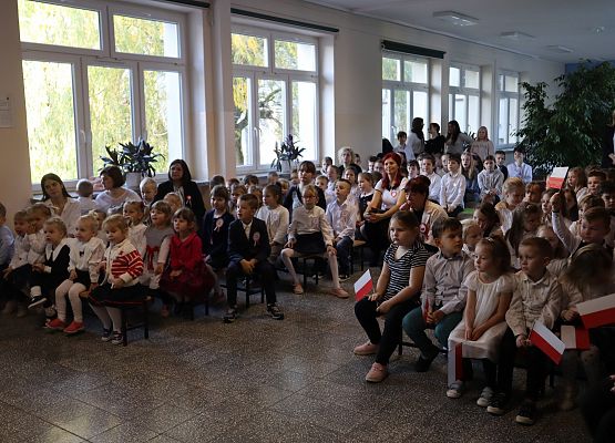 uczniowie i nauczyciele w czasie akademii