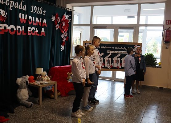 uczniowie występują na akademii