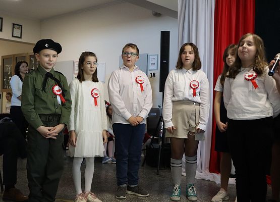 uczniowie występują na akademii