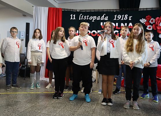 uczniowie występują na akademii