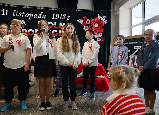 uczniowie występują na akademii