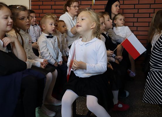 uczniowie w czasie akademii