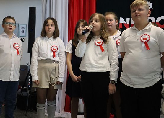 uczniowie występują na akademii