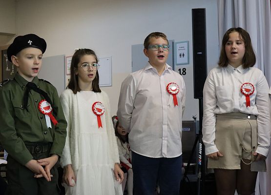 uczniowie występują na akademii