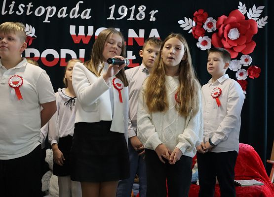 uczniowie występują na akademii