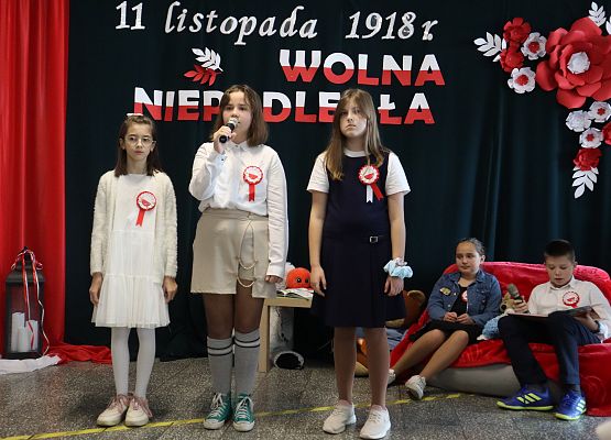 uczniowie występują na akademii