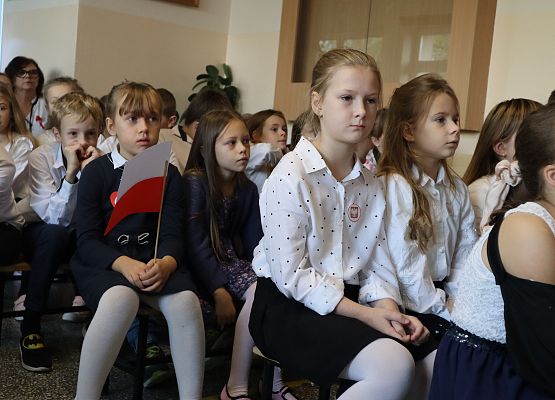 uczniowie w czasie akademii