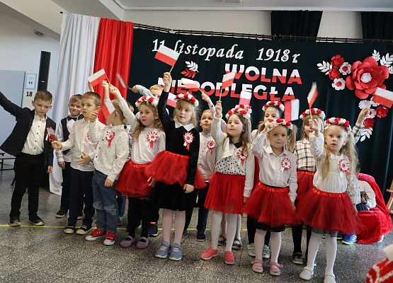 przedszkolaki występują na akademii