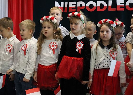 przedszkolaki występują na akademii