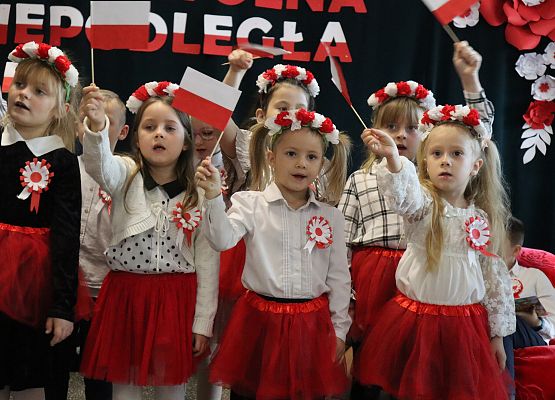 przedszkolaki występują na akademii