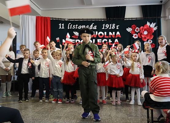 przedszkolaki występują na akademii