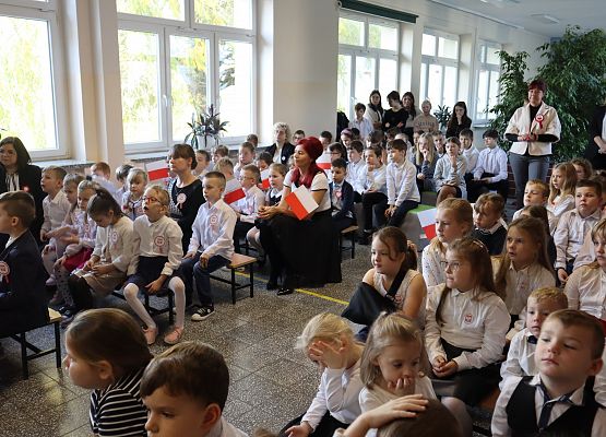 uczniowie w czasie akademii