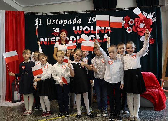 uczniowie występują na akademii