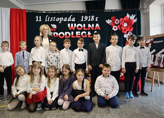 grupowe zdjęcie uczniów