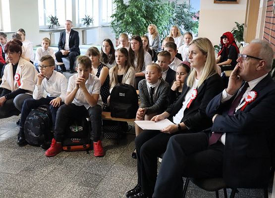 uczniowie i nauczyciele w czasie akademii