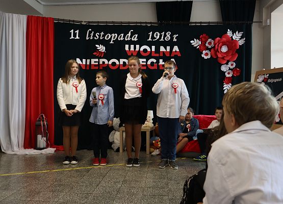 uczniowie występują na akademii