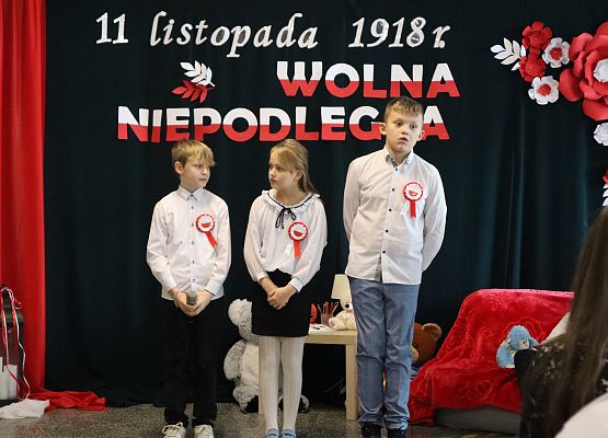 uczniowie występują na akademii