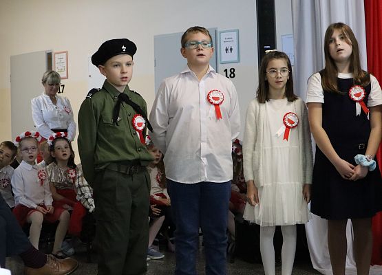 uczniowie występują na akademii