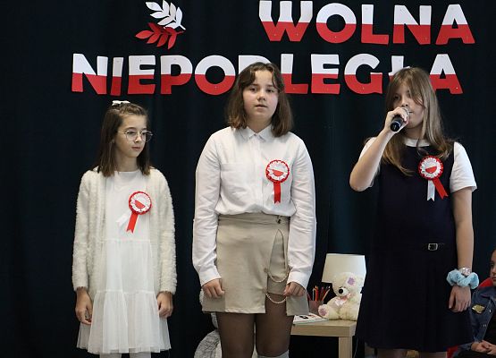 uczniowie występują na akademii