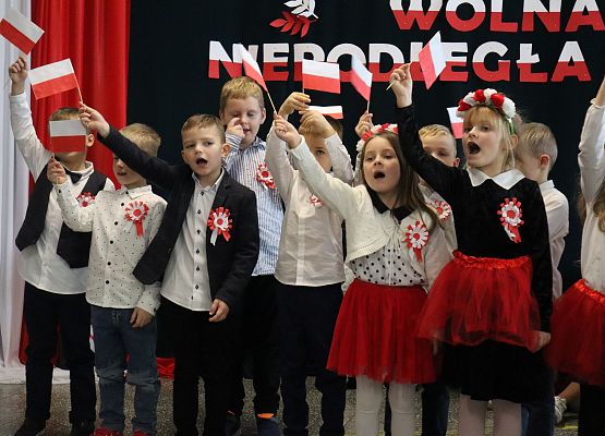 uczniowie występują na akademii