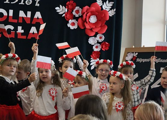 uczniowie występują na akademii