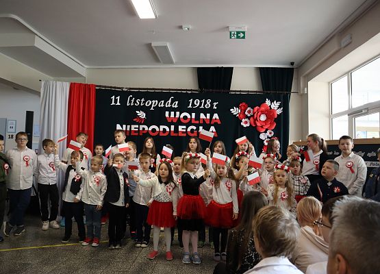 uczniowie występują na akademii