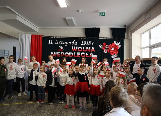 uczniowie występują na akademii