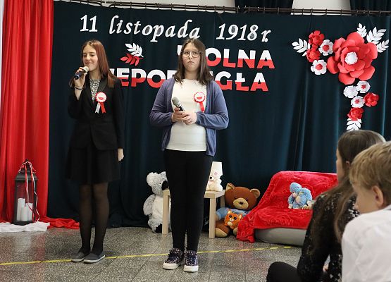 uczennice śpiewają