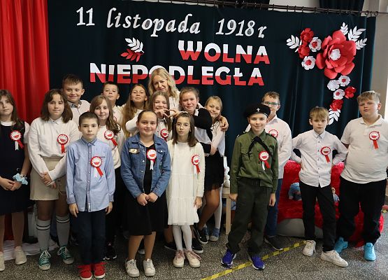 grupowe zdjęcie uczniów