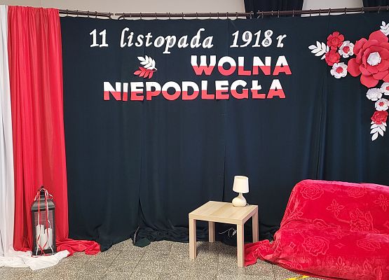 dekoracja na holu szkoły