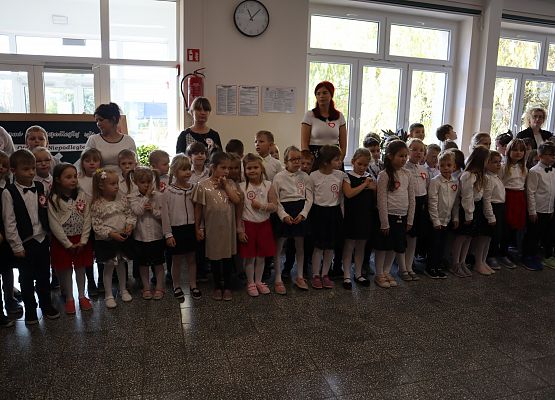 uczniowie i nauczyciele przygotowują się do hymnu