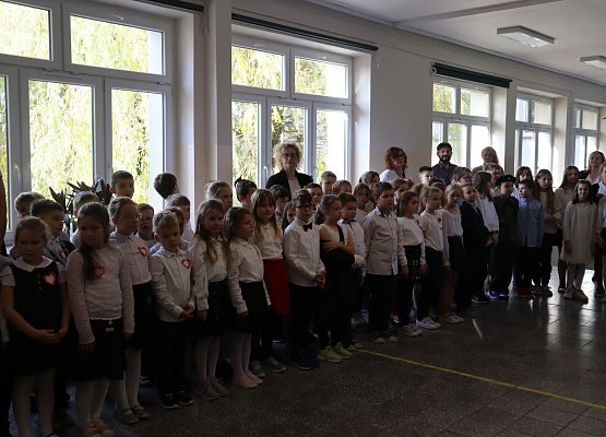 uczniowie i nauczyciele przygotowują się do hymnu