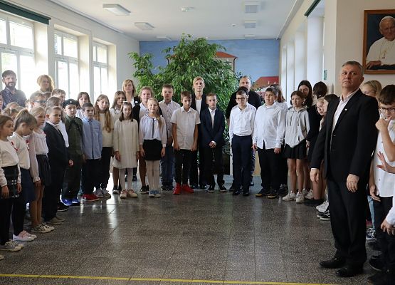 uczniowie i nauczyciele w czasie hymnu