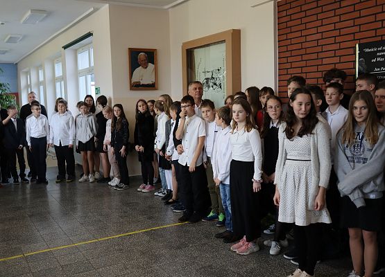 uczniowie i nauczyciele w czasie hymnu