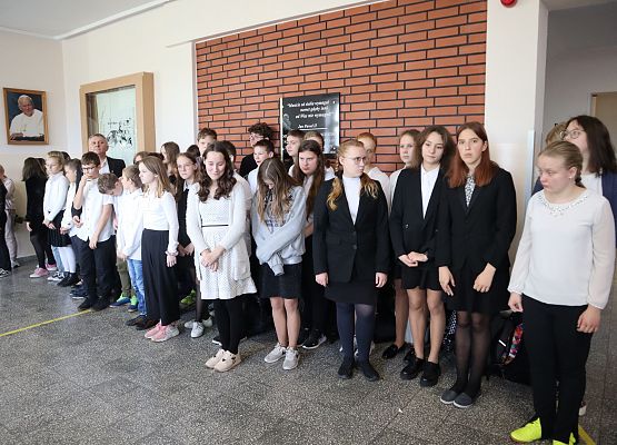 uczniowie i nauczyciele przygotowują się do hymnu