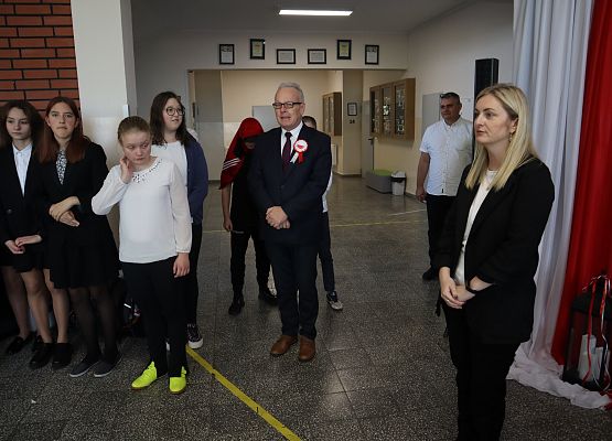 uczniowie i nauczyciele przygotowują się do hymnu