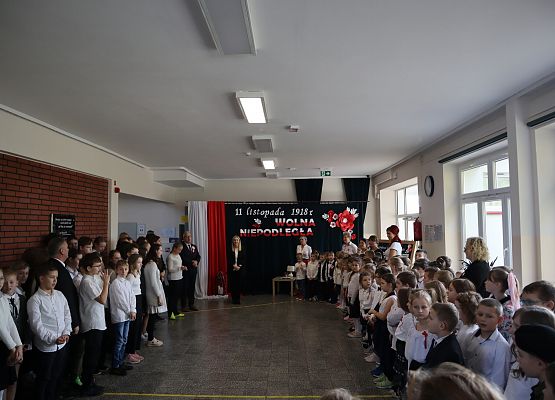 uczniowie i nauczyciele w czasie hymnu