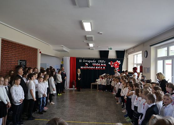 uczniowie i nauczyciele w czasie hymnu