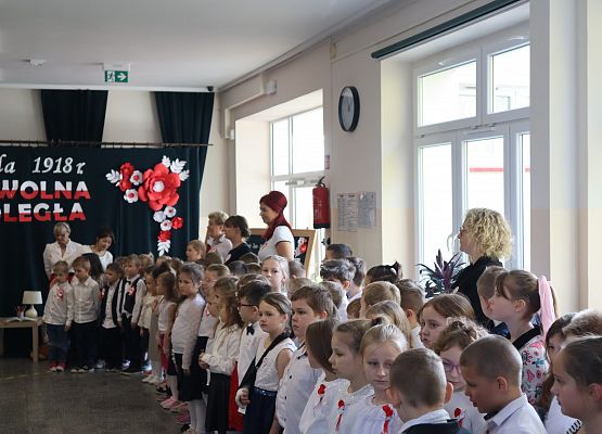 uczniowie i nauczyciele w czasie hymnu