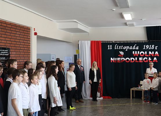 uczniowie i nauczyciele w czasie hymnu