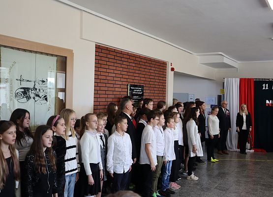 uczniowie i nauczyciele w czasie hymnu