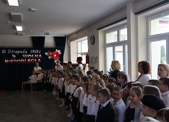 uczniowie i nauczyciele przygotowują się do hymnu