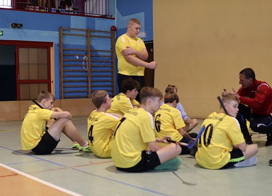 zawodnicy z trenerem