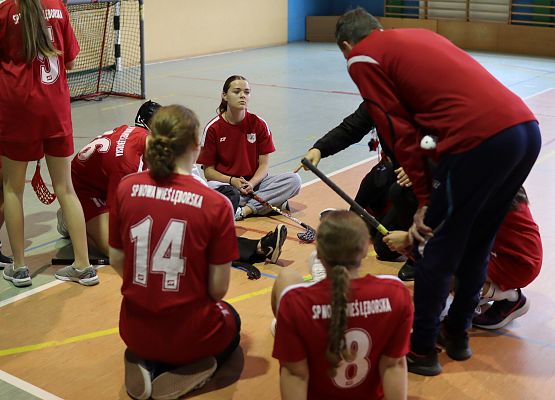 zawodniczki z trenerem